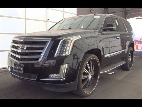 Used 2018 Cadillac Escalade Luxury AWD/4WD image 3