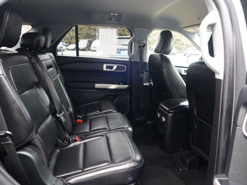 Used 2021 Ford Explorer XLT w/ Equipment Group 202A image 39