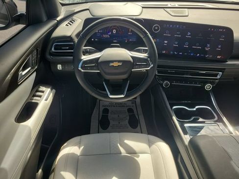 Used 2025 Chevrolet Traverse High Country FWD image 14