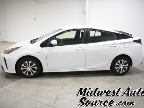Used 2022 Toyota Prius L Eco image 2