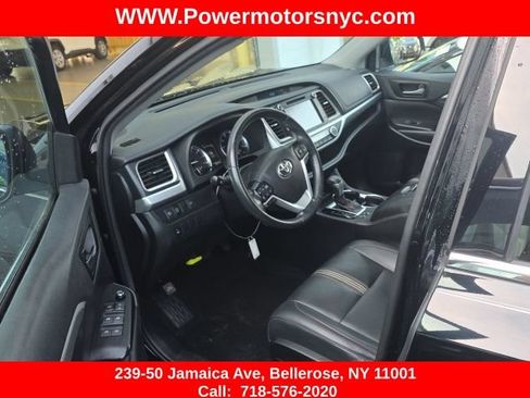 Used 2019 Toyota Highlander SE AWD/4WD image 4