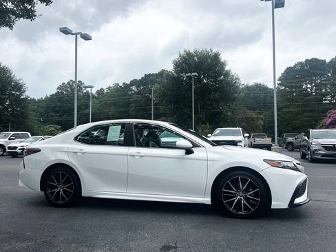 Used 2021 Toyota Camry SE FWD image 4