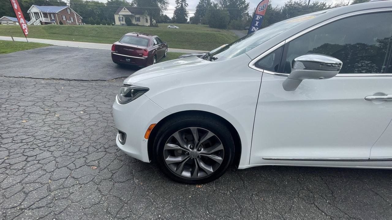 Used 2020 Chrysler Pacifica Limited FWD image 2