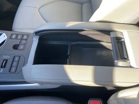 Used 2024 Toyota Highlander XLE image 11