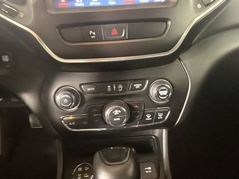Used 2020 Jeep Cherokee Trailhawk w/ Cold Weather Group AWD/4WD image 22
