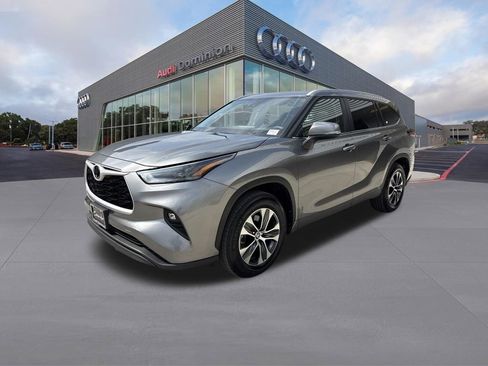 Used 2025 Toyota Highlander XLE FWD image 1