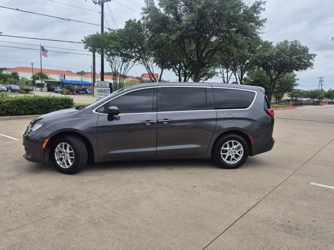 Used 2022 Chrysler Voyager LX image 2