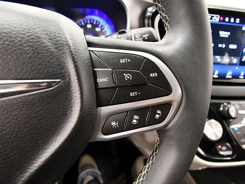 Used 2023 Chrysler Pacifica Touring-L FWD image 20