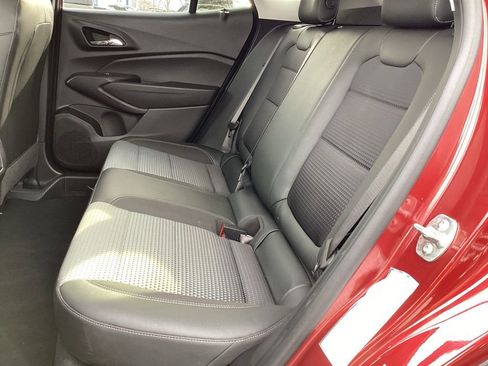 Used 2025 Chevrolet Trax LT w/ LT Convenience Package image 18