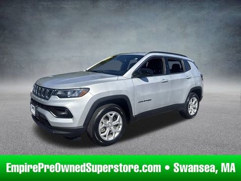 Used 2024 Jeep Compass Latitude image 1