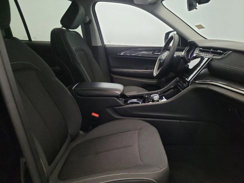 Used 2023 Jeep Grand Cherokee Laredo AWD/4WD image 21