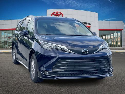 Used 2026 Toyota Sienna XLE FWD image 1