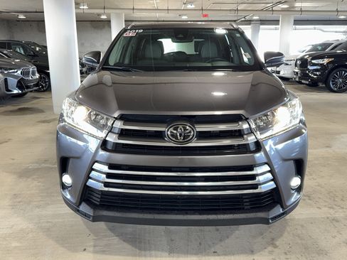 Used 2019 Toyota Highlander Limited w/ Phone Cable & Charge Package image 3