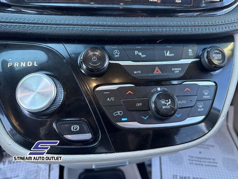 Used 2021 Chrysler Pacifica Touring-L image 25