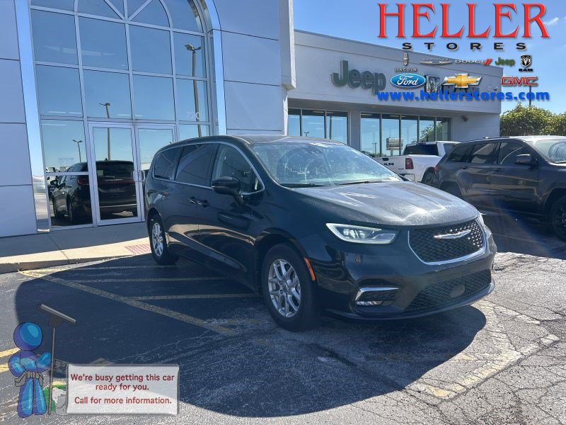Used 2023 Chrysler Pacifica Touring-L FWD image 1