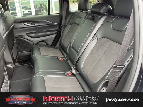 Used 2024 Jeep Grand Cherokee Altitude image 17