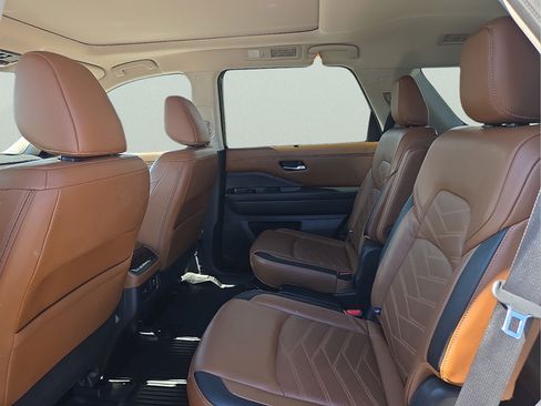 Used 2023 Nissan Pathfinder Platinum FWD image 19