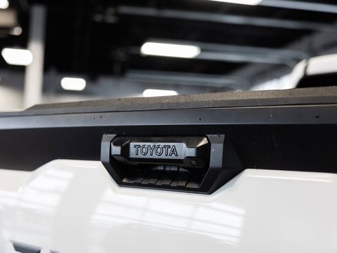 Used 2022 Toyota Tundra SR5 w/ SR5 Convenience Package AWD/4WD image 8