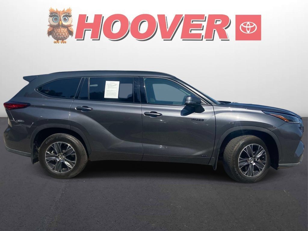 Used 2021 Toyota Highlander XLE AWD/4WD image 2