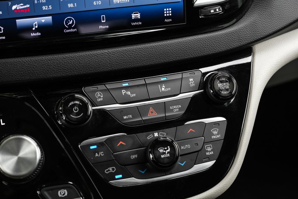 Used 2024 Chrysler Pacifica Touring-L FWD image 34