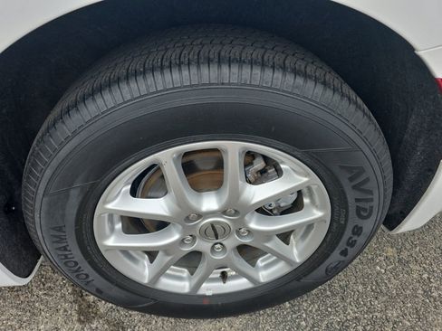 Used 2023 Chrysler Pacifica Touring-L FWD image 6