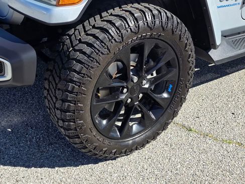 Used 2023 Jeep Wrangler Unlimited Sahara w/ Cold Weather Group image 11