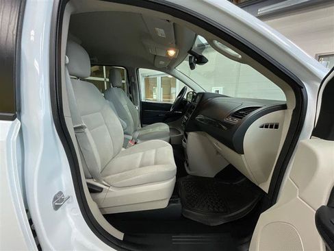 Used 2019 Dodge Grand Caravan SE FWD image 26