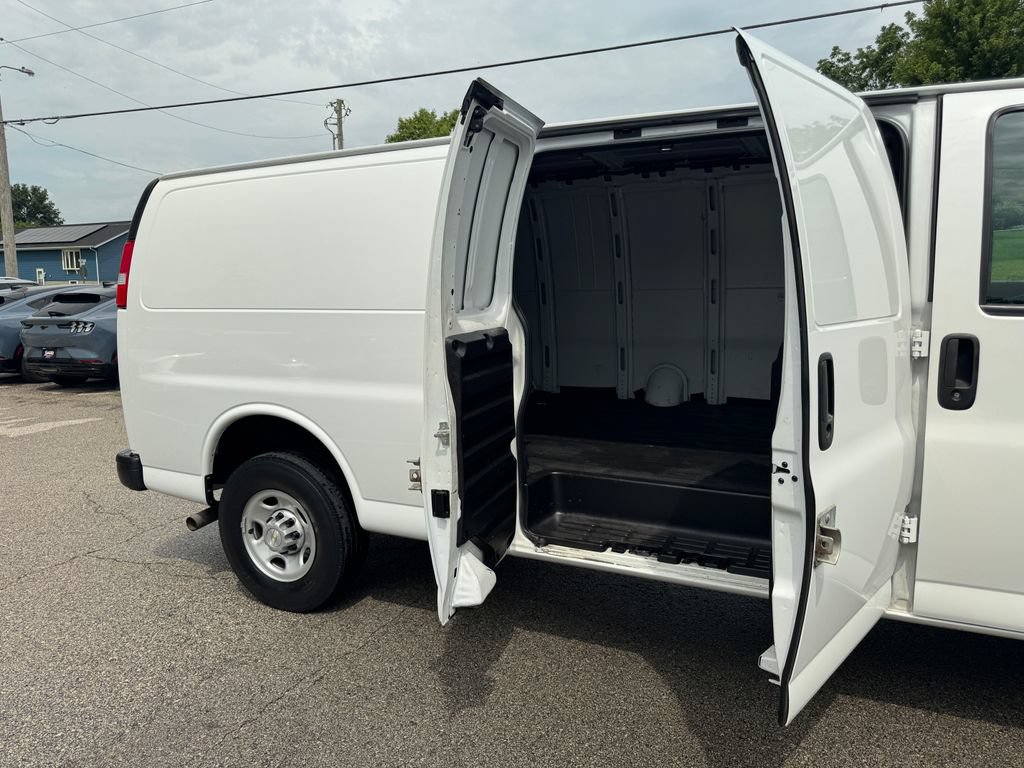 Used 2022 Chevrolet Express 3500 Extended w/ Driver Convenience Package RWD image 30
