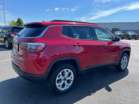 Used 2025 Jeep Compass Latitude w/ Sun & Sound Group AWD/4WD image 8