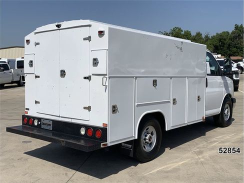 Used 2015 GMC Savana 3500 RWD image 2