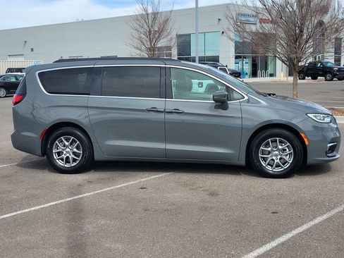 Used 2021 Chrysler Pacifica Touring FWD image 4