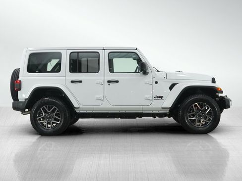 Used 2025 Jeep Wrangler Sahara image 6