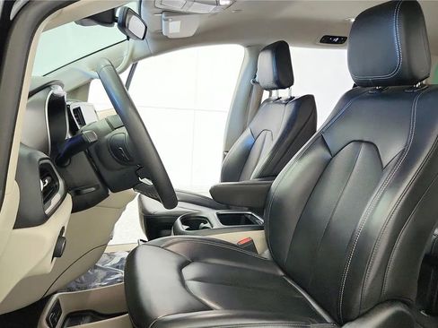 Used 2023 Chrysler Pacifica Touring-L FWD image 27