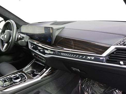 Used 2025 BMW X7 xDrive40i w/ M Sport Package image 15