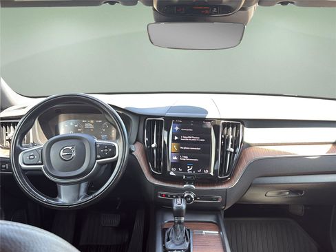 Used 2021 Volvo XC60 T5 Momentum w/ Premium Package AWD/4WD image 9