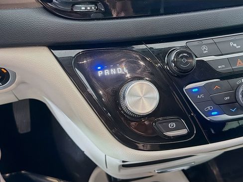 Used 2019 Chrysler Pacifica Touring-L FWD image 38