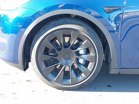 Used 2021 Tesla Model Y Long Range image 10