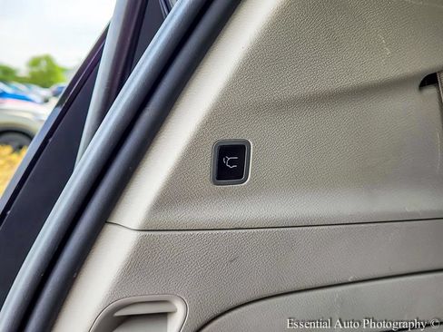 Used 2023 Chrysler Pacifica Touring-L FWD image 25