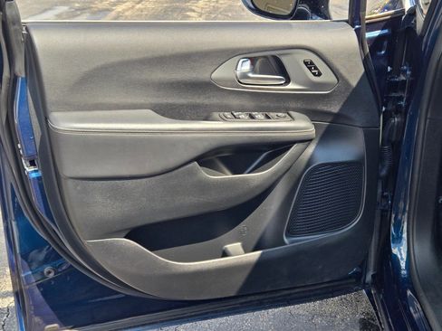 Used 2025 Chrysler Pacifica Select image 20