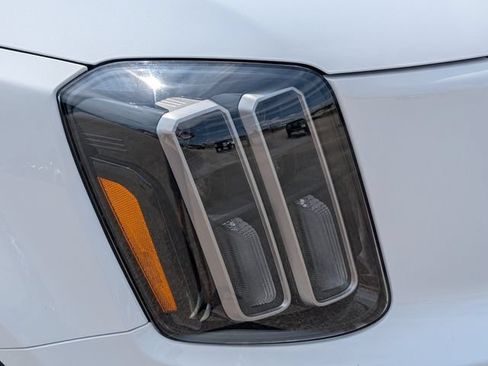 Used 2023 Kia Telluride EX w/ EX Captain's Chair Package FWD image 4