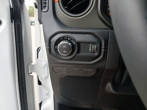 Used 2025 Jeep Gladiator Mojave w/ Convenience Group AWD/4WD image 13