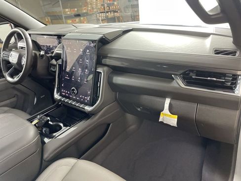 Used 2025 GMC Yukon XL Elevation image 28