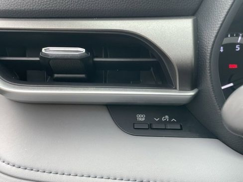 Used 2023 Toyota Highlander LE image 26