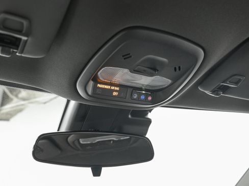Used 2025 Chevrolet Trax RS FWD image 23