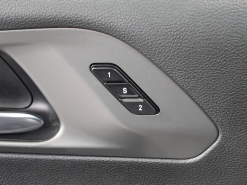 Used 2025 Chrysler Pacifica Select image 13