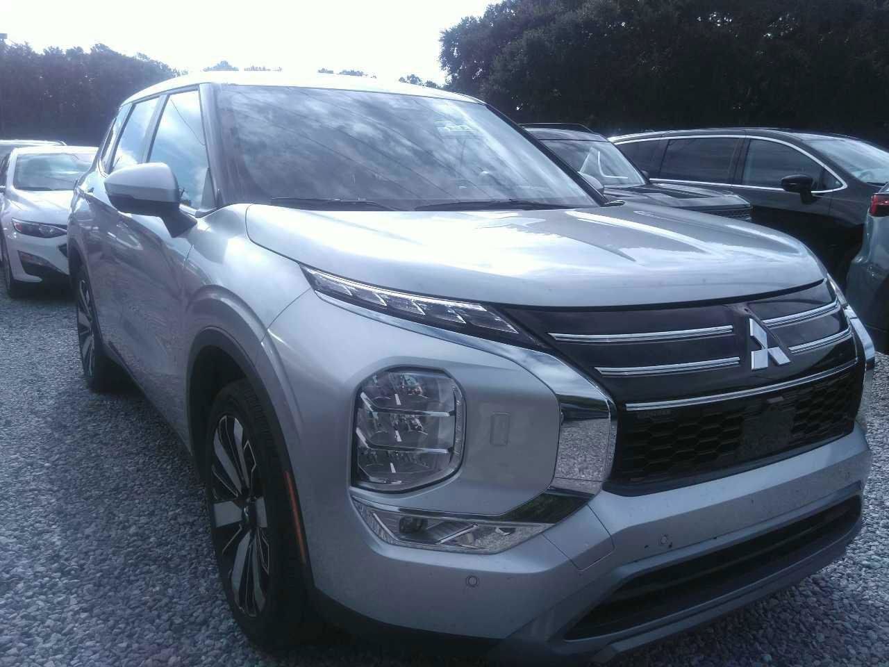 Used 2025 Mitsubishi Outlander SE AWD/4WD image 1