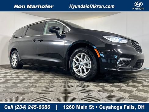 Used 2023 Chrysler Pacifica Touring-L FWD image 1