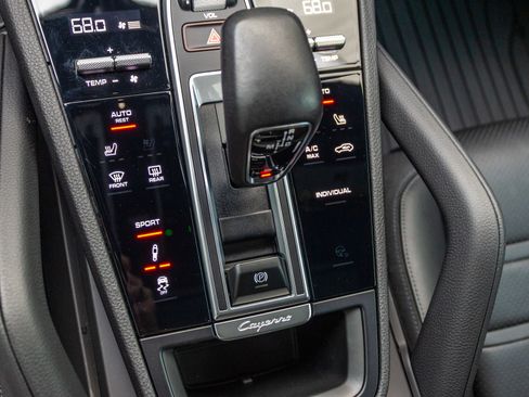 Used 2022 Porsche Cayenne S Platinum image 23