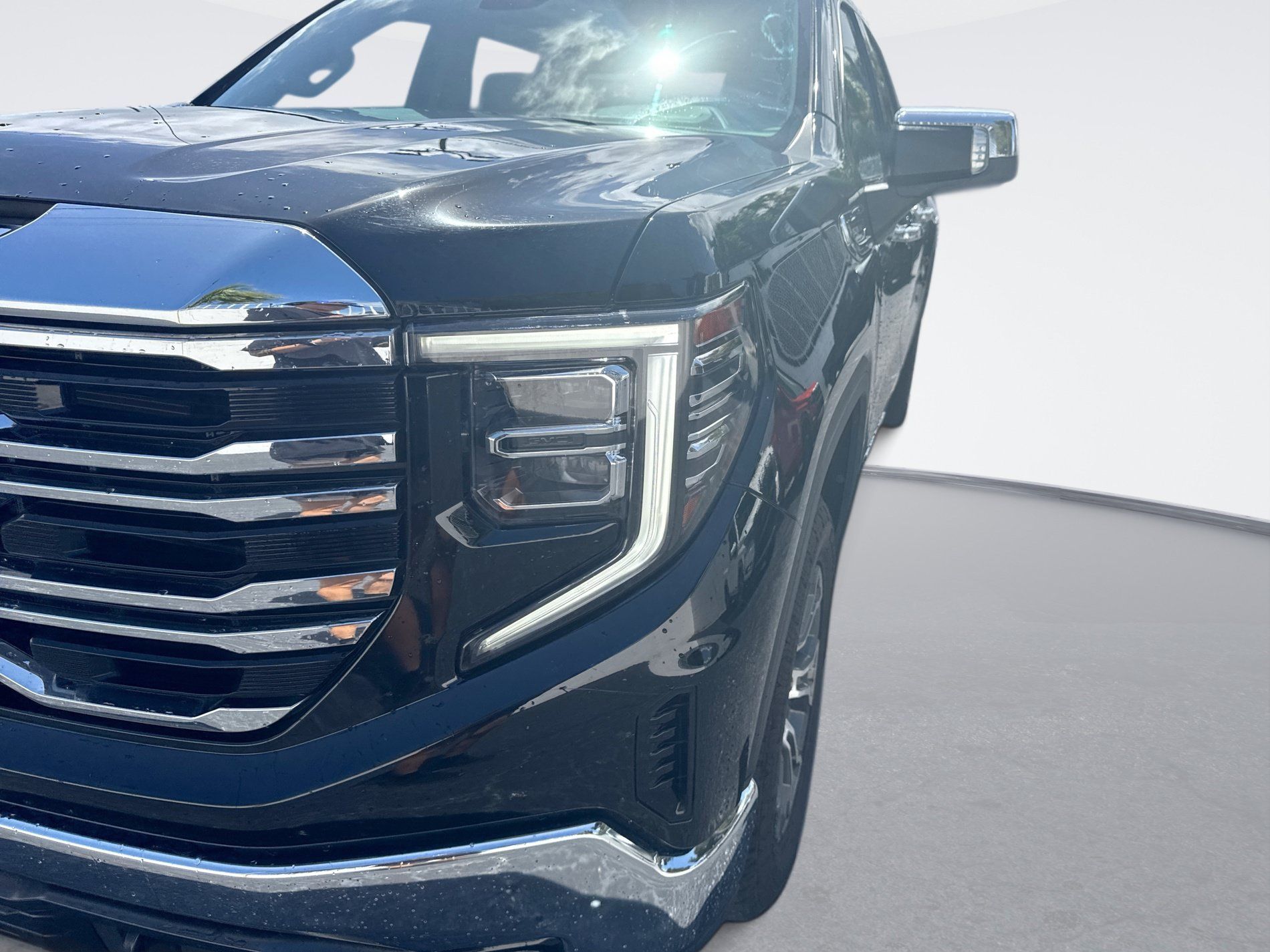 Used 2025 GMC Sierra 1500 SLT RWD image 10