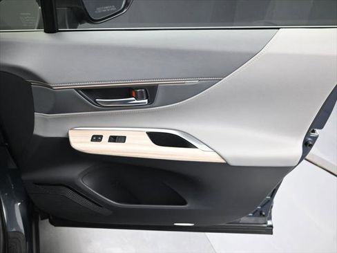 Certified 2024 Toyota Venza XLE AWD/4WD image 37